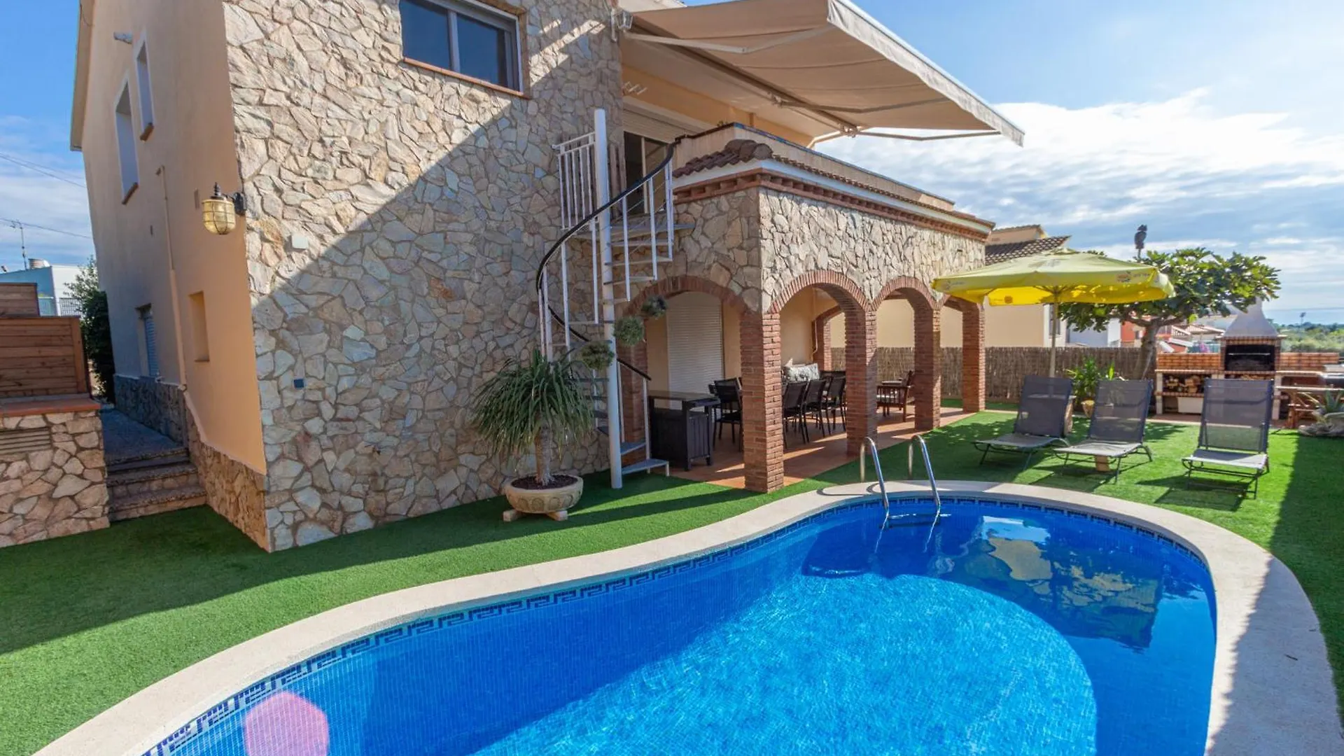 Catalunya Casas Cozy Beach Town Villa For 8 - No Car Necessary! location