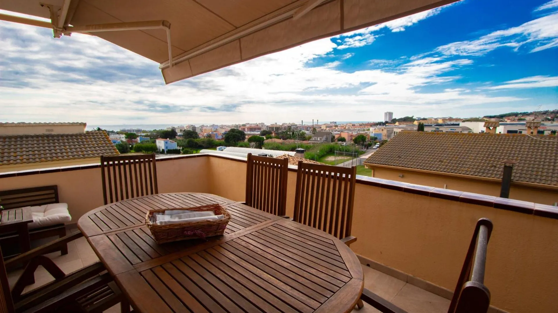 Catalunya Casas Cozy Beach Town Villa For 8 - No Car Necessary! Pineda de Mar