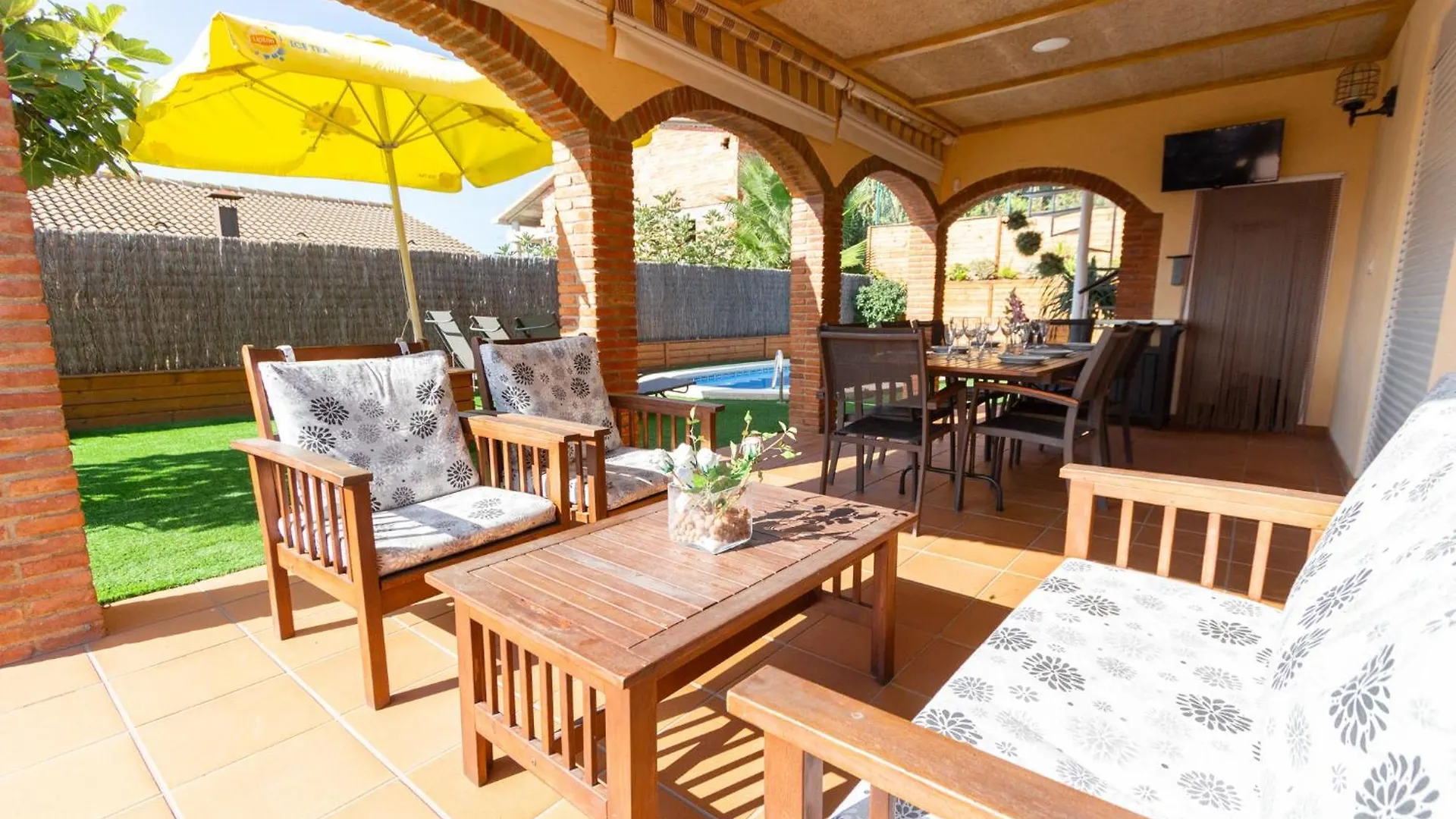 Catalunya Casas Cozy Beach Town Villa For 8 - No Car Necessary! Pineda de Mar 0*,