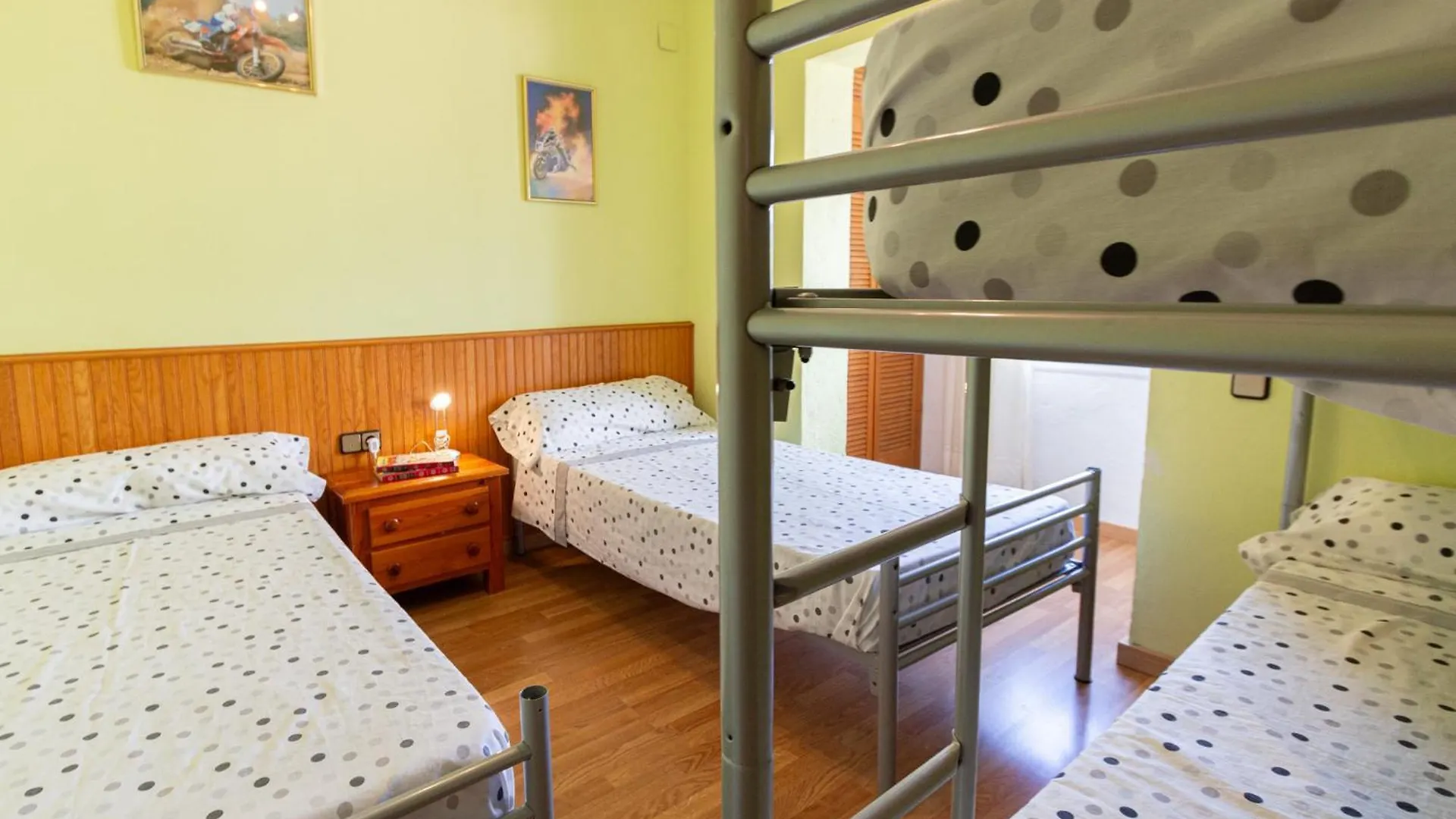 Catalunya Casas Cozy Beach Town Villa For 8 - No Car Necessary! Pineda de Mar 0*,
