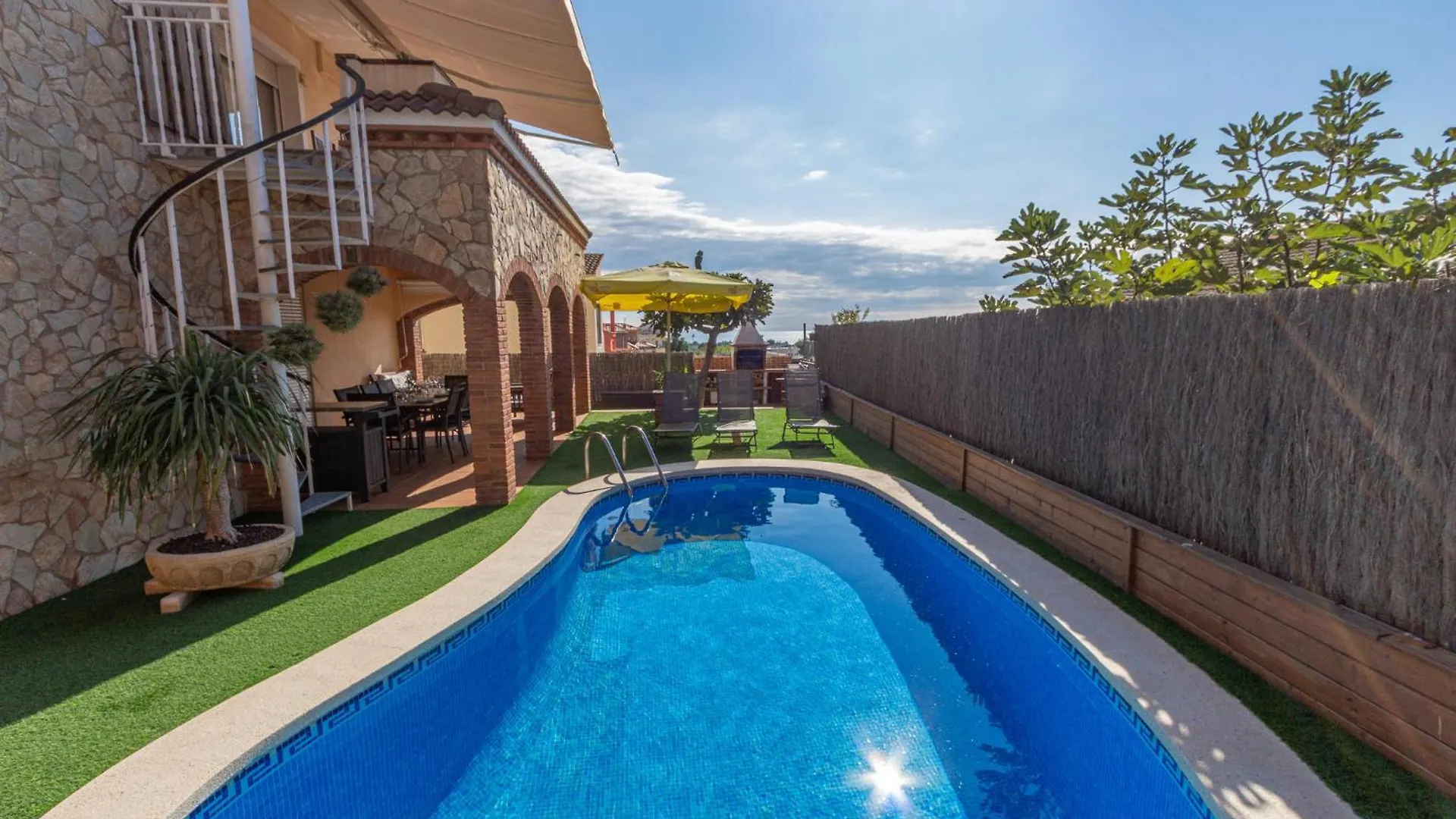 Catalunya Casas Cozy Beach Town Villa For 8 - No Car Necessary! Pineda de Mar