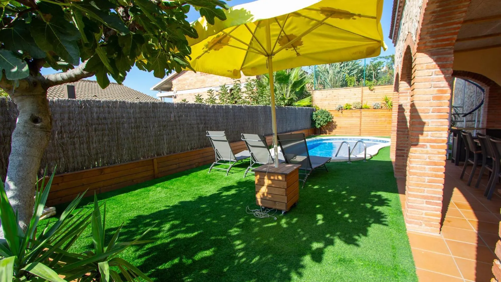 Catalunya Casas Cozy Beach Town Villa For 8 - No Car Necessary! Pineda de Mar